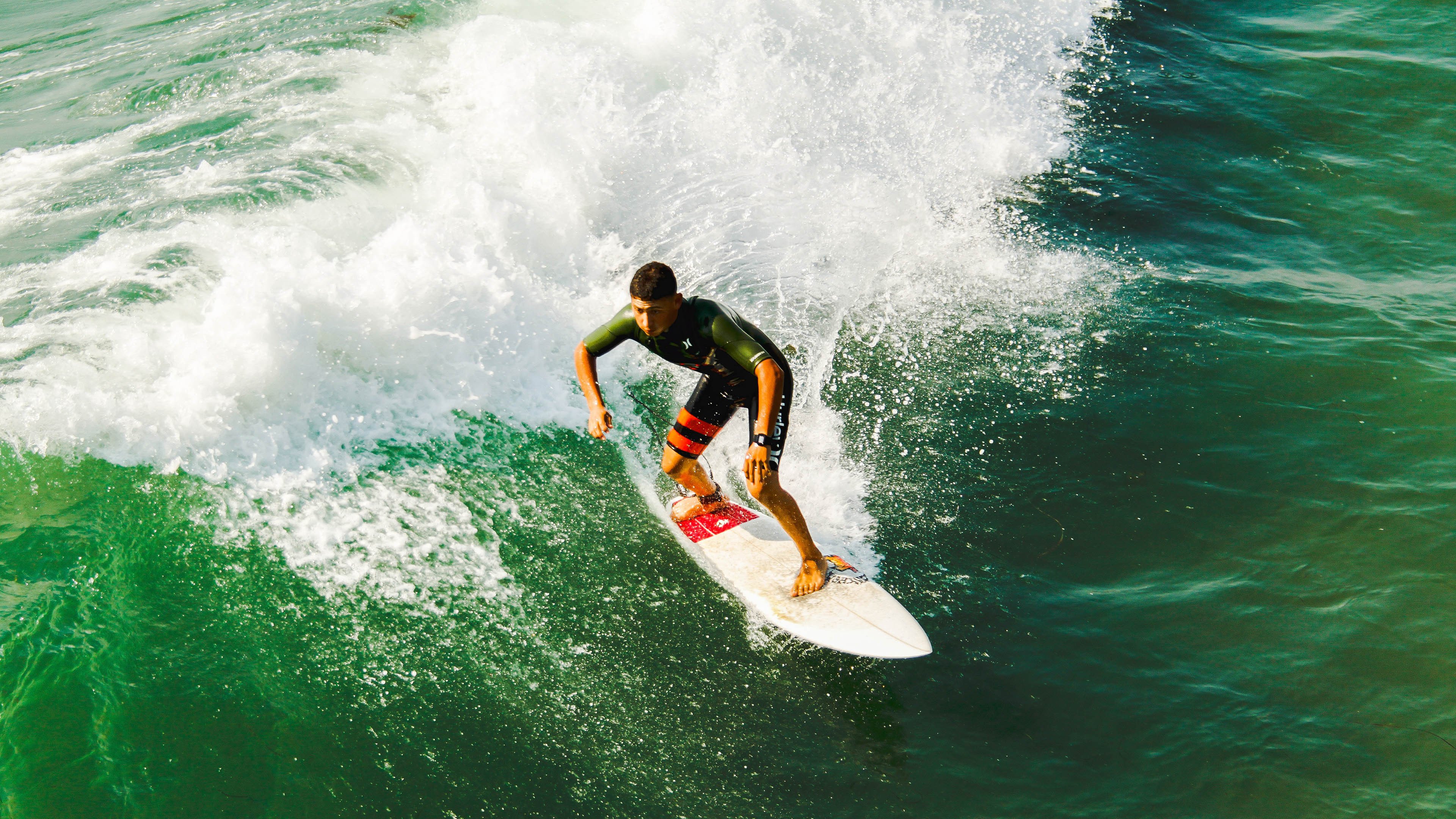 皇家贝蒂斯通过中路组织持续控球推进，皇家贝蒂斯对