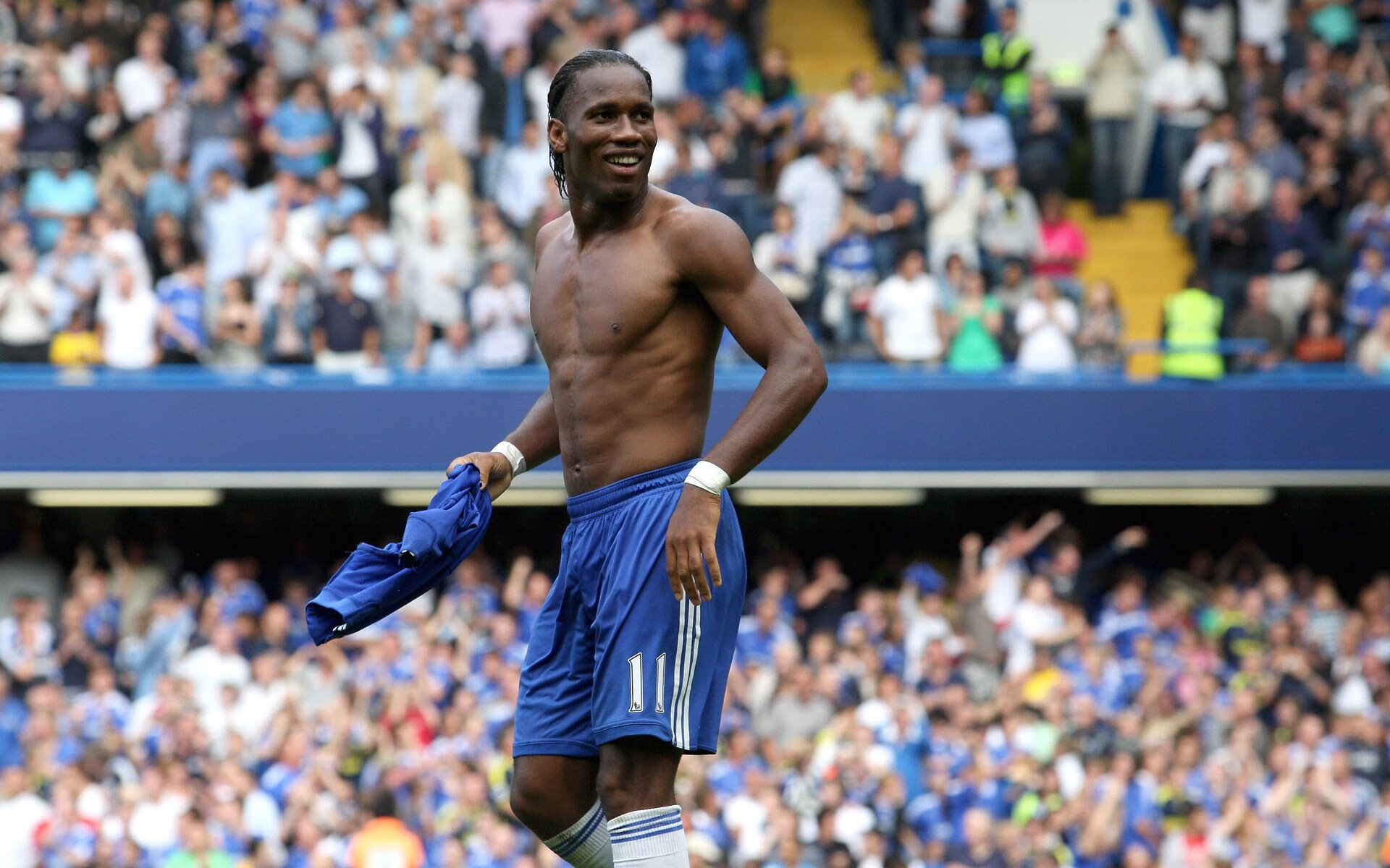 李恩:全黑队中场的主心骨,组织进攻如行云流水,李恩百科