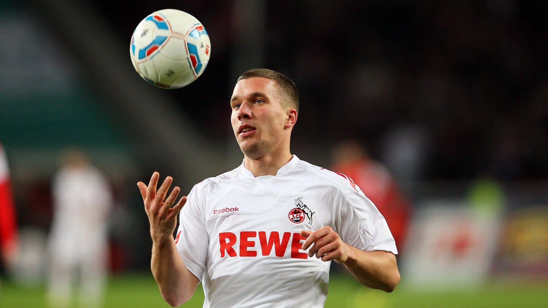 球员伤后坚持出战赢得观众尊重展现职业精神,球员受伤了还有工资吗