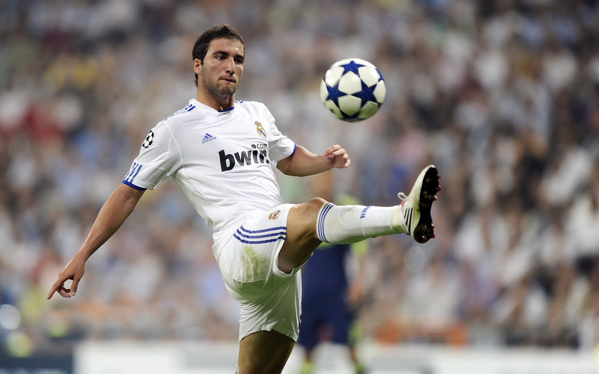 米兰体育官网入口-电子竞技足球比赛成为新潮流，吸引大批年轻观众，电竞足球项目